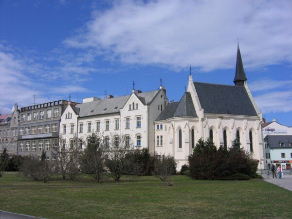 Komplex biskupského gymnázia a kostel sv. Rodiny v Českých Budějovicích. V roce 2013 bylo z programu Era pomáhá regionům financováno osvětlení kostela.