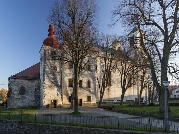 Soukostelí v Přibyslavicích. Vlevo se nachází středověký kostel sv. Anny, vpravo na něj navazuje chrám Narození Panny Marie.