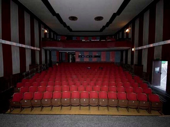 Občanské sdružení Zachraňme kino Varšava má připravený projekt za 20 milionů korun. Nadšenci ze sdružení by za tyto peníze rádi vrátili slávu prvorepublikovému kinu.