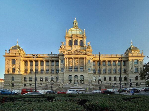 Novorenesanční budova je vyvýšená díky reprezentační nástupní rampě se schodištěm.