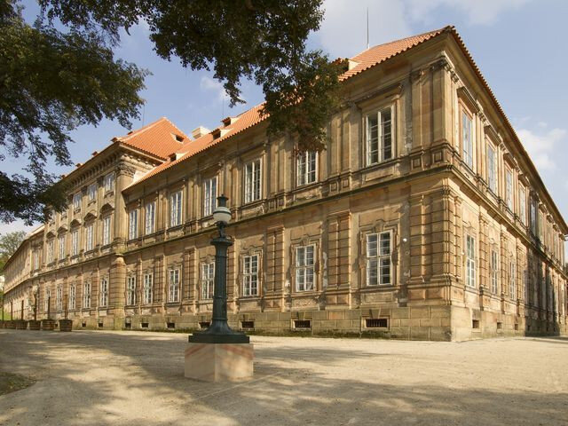 Novinkou sezony plaského kláštera bude reinstalace nemocniční kaple i šatna mnichů. Na snímku je průčelí opatství.