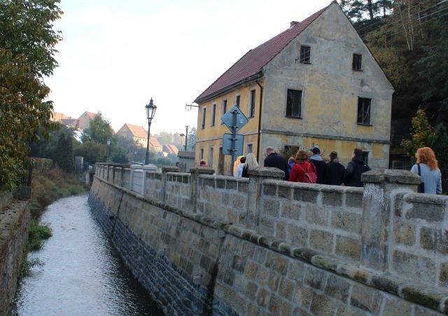 Opravená opěrná zeď pod historickým centrem Úštěka