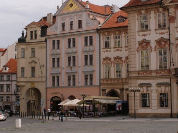 Místem s velkým počtem turisty oblíbených restauračních zahrádek je Staroměstské náměstí. 