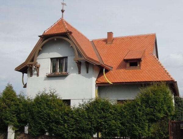 Realizace firmy PARIO – vila v Chlumci nad Cidlinou s Bobrovkami Tondach (ilustrační foto)