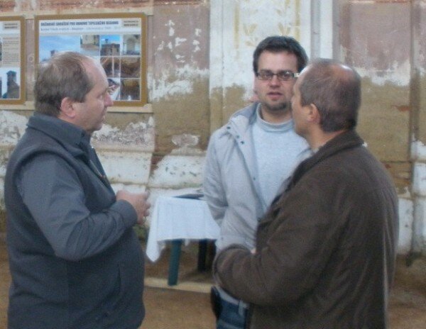 Aleš Moravec (uprostřed), předseda Občanského sdružení pro obnovu tepelského regionu
