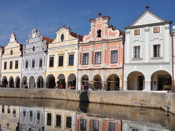 Identifikace barev v památkové praxi bude tématem dalšího semináře STOP. Ilustrační foto zachycuje štíty měšťanských domů v Telči.