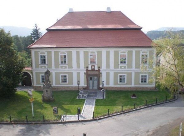 Opravená fara v Křenově je opět důstojnou památkou obce.