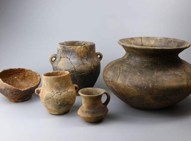 V nové archeologické expozici najdeme i keramické nádoby z lokality Plav.