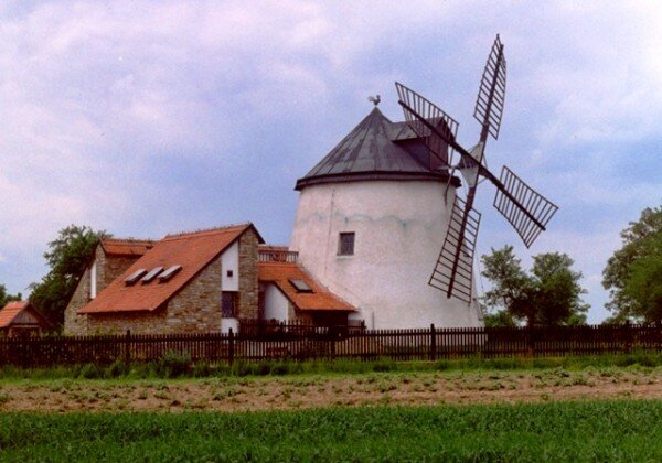 Větrný mlýn v Lesné byl uveden do provozu v roce 1862 a v roce 1987 přestavěn na restauraci.