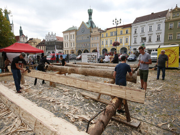 Průběh tesařských prací mohli lidé sledovat v roce 2019 na Mírovém náměstí.