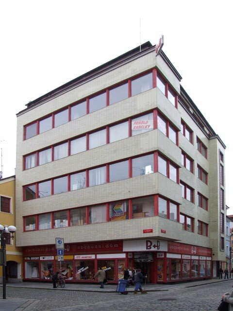 Objekt od architekta Karla Chocholy představuje jeden z mála funkcionalistických obchodních domů v jižních Čechách.
