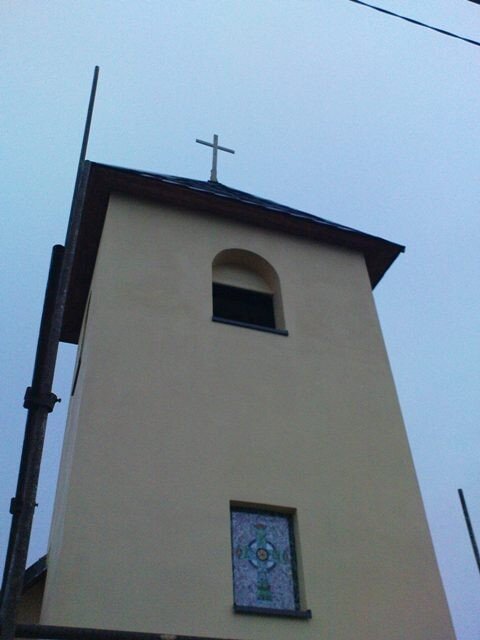 Věž mešní kaple ve Františkově s mozaikou.