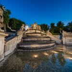 Osvětlení fontány ve francouzském parku | © Tomáš Malý