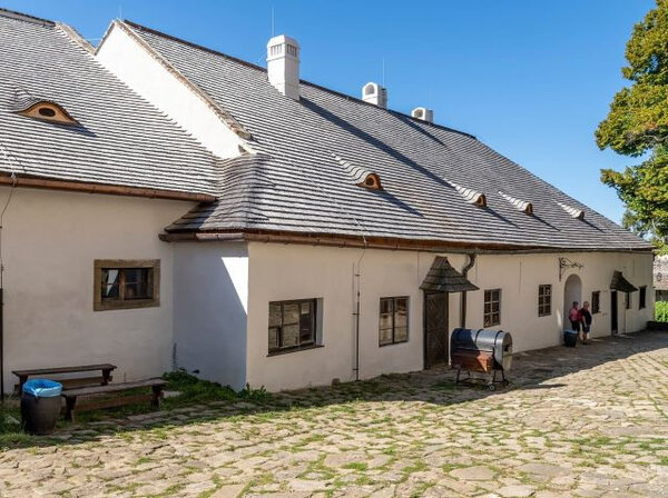 Hospodářská stavení hradu Buchlov s novou šindelovou střechou
