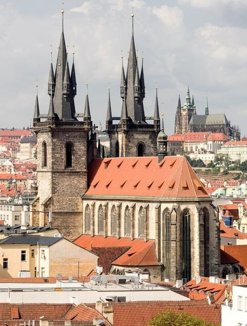 Střechy Týnského chrámu kryjí Malé prejzy od společnosti Tondach.