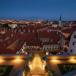 Pohled z Pálffyovské zahrady na město