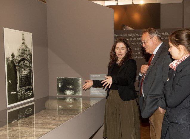Z vernisáže výstavy Tajemství půdy: Nálezy z geniz českých a moravských synagog