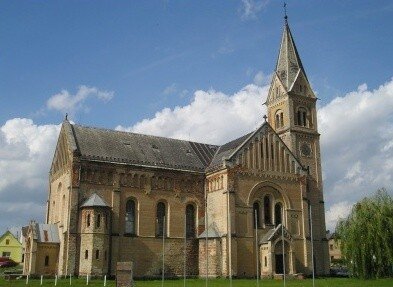 Kostel sv. Josefa v Úhercích je monumentální novorománská stavba z roku 1901 s dvaačtyřicetimetrovou věží.