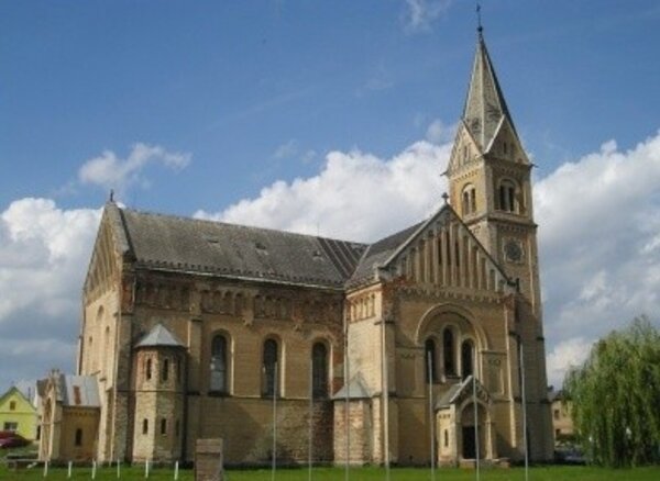 Kostel sv. Josefa v Úhercích je monumentální novorománská stavba z roku 1901 s dvaačtyřicetimetrovou věží.