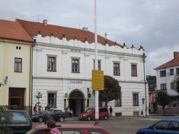 Výstavu o působení vedlejší větve Lichtenštejnů v Moravském Krumlově najdeme v Knížecím domě, kde sídlí městské muzeum.