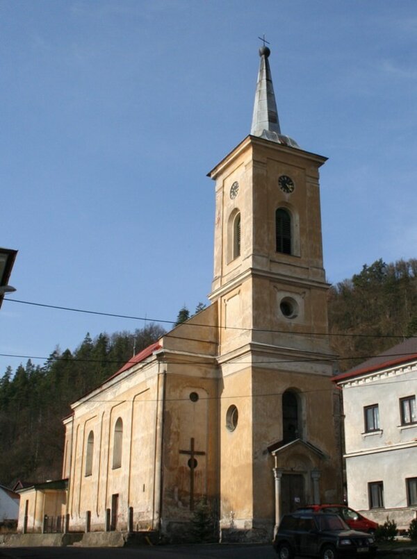 Kostel sv. Václava představuje jednolodní stavbu s pravoúhlým presbytářem a hranolovou západní věží. 