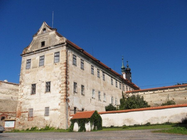 Účastníky kurzu čeká také exkurze do zámku Uherčice, který patřil mezi naše nejohroženější památky.
