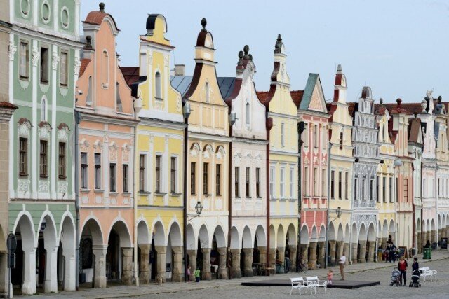Horní část náměstí Zachariáše z Hradce, kde byly objeveny zbytky několika dřevohlinitých domů z konce 13. století.