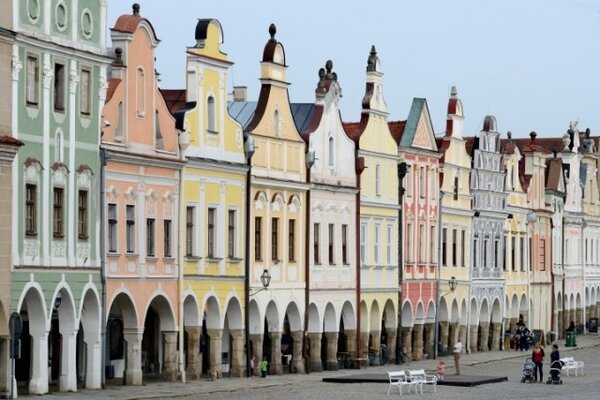Horní část náměstí Zachariáše z Hradce, kde byly objeveny zbytky několika dřevohlinitých domů z konce 13. století.