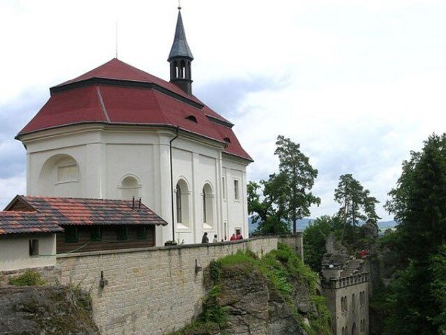 Asfaltový šindel na kapli sv. Jana Nepomuckého na hradě Valdštejn nahradí pálená krytina – bobrovka, která původně střechu kryla.