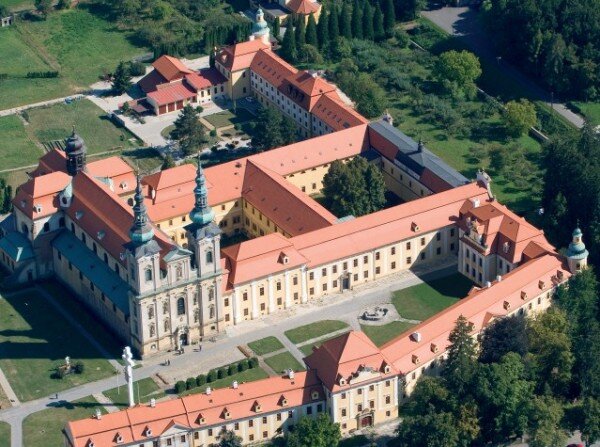 Bobrovky společnosti Tondach kryjí střechy kláštera na Velehradě.