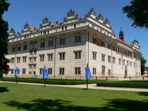 V okolí litomyšlského zámku podstoupí opravy první nádvoří, pivovar, konírna, jízdárna, horní nádvoří, kočárovna, stáje, park, piaristická kolej, kostel a předzámčí.