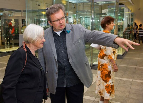 Ivo Křen byl kurátorem uměleckoprůmyslových sbírek pardubického muzea.