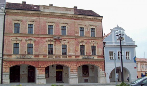 Středočeský kraj poskytl dotaci ve výši bezmála jednoho milionu korun na rekonstrukci hotelu U Zlatého beránka v Mělníku, který je jedním z posledním neopravených domů na náměstí Míru.