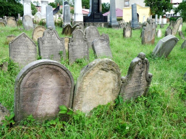 Židovský hřbitov v Holešově pomáhá uklízet osm dobrovolníků z pěti zemí světa.