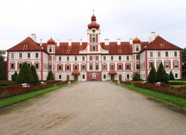 Barokní zámek Mnichovo Hradiště obklopuje francouzská zahrada, na niž navazuje anglický park. 