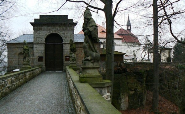 Peníze na zajištění oprav půjdou z dotace Ministerstva kultury, rozpočtu města, kterému Valdštejn patří, a také z toho, co turisty hojně vyhledávaná památka vydělá.