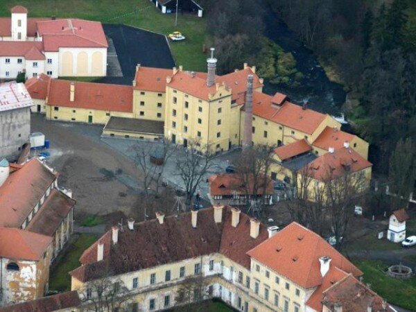 Celkový pohled na areál bývalého plaského pivovaru, kde nyní sídlí Centrum stavitelského dědictví. 