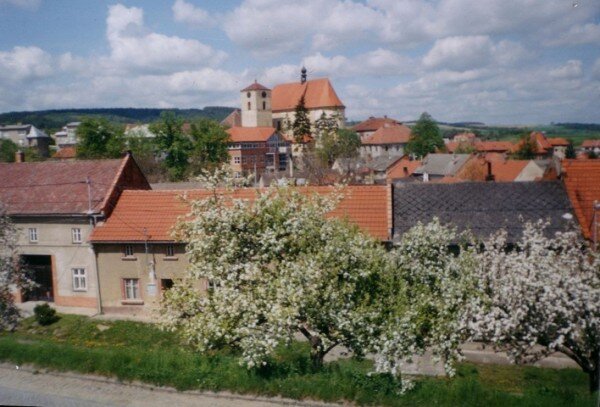 Kostel sv. Jana Křtitele v Určicích s věží v popředí