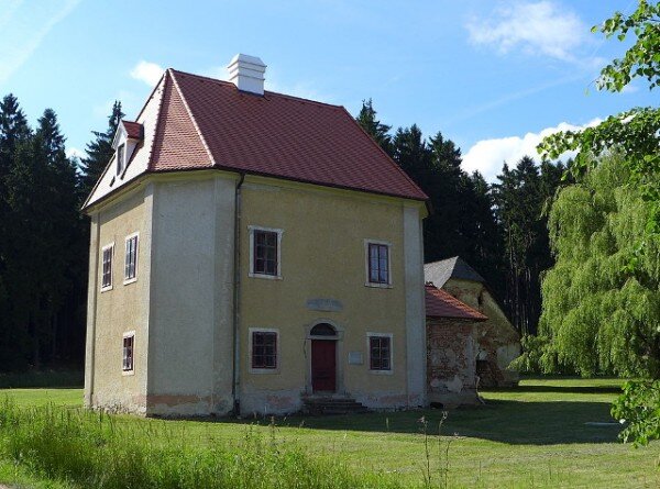 Původně poutní kaple sv. Majdaleny v Krasonicích na Telčsku byla v roce 1807 přestavěna na myslivnu.