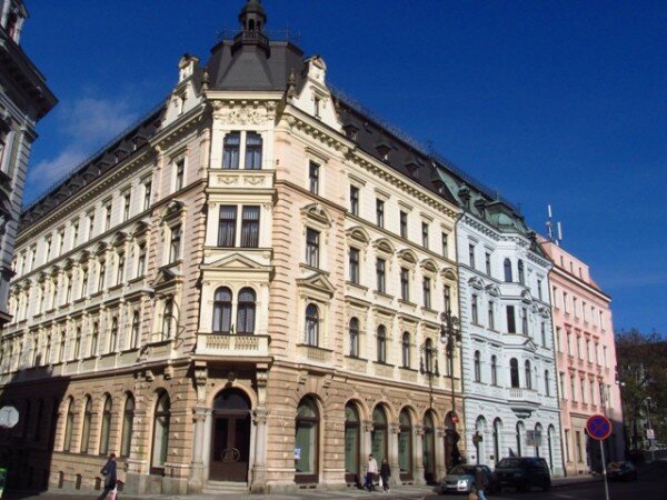 Kavárna Pošta je typickou ukázkou vídeňského stylu z přelomu 19. a 20. století.