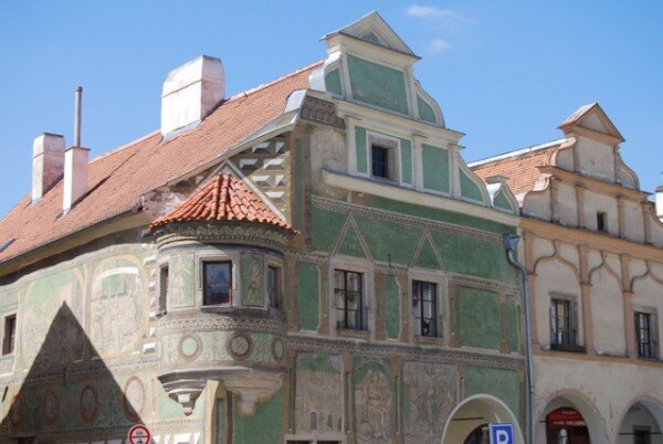 Město Telč se na seznam UNESCO dostalo díky zachovalému historickému jádru s typickými renesančními domy po obvodu celého trojúhelníkového náměstí.