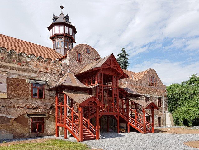 V současném architektonickém výrazu zámku v Lužci převládají prvky romantického historismu a geometrické secese.