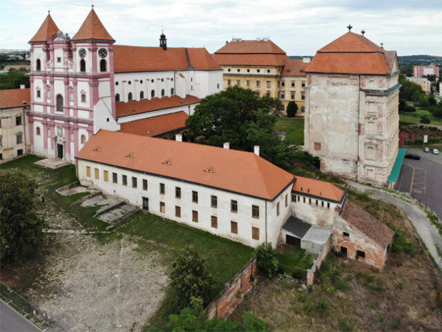 Klášterní areál se starou školou je od roku 2010 majetkem města Znojma, stav před rekonstrukcí.