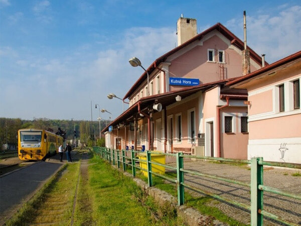 Na obnovu fasády městského nádraží byly použity omítkoviny od společnosti MC–Bauchemie. 