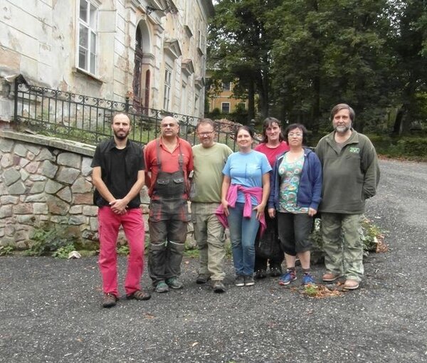 Tým redakce PROPAMÁTKY s majitelem zámku Hluboš Jiřím Landou (druhý zleva)