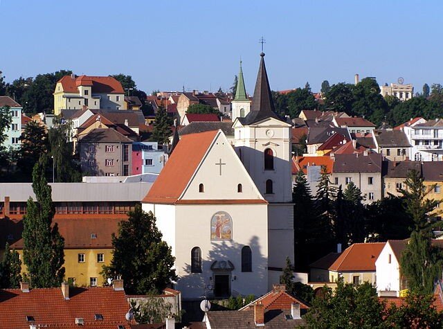 Přednáška se uskuteční v aule Katolického gymnázia, které se nachází vedle barokního kostela Proměnění Páně.