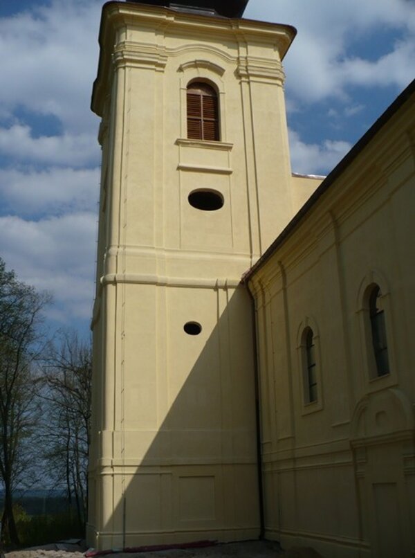 V Sedlišti osadili na kostel novou báň, zbudovali novou střechu a obnovili fasádu.