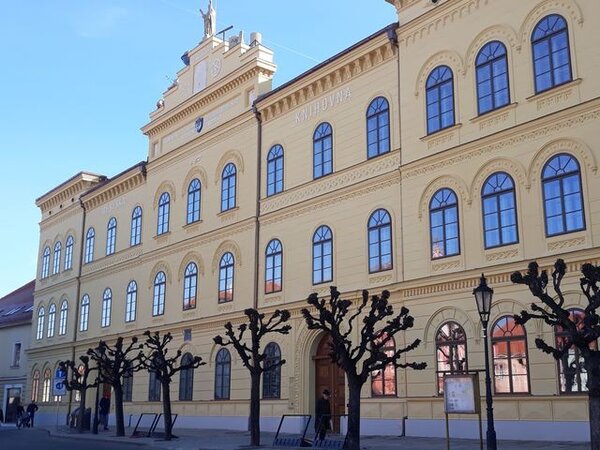 V bývalé školní budově na Alšově náměstí v Písku najde nové zázemí Městská knihovna a Centrum vzdělávání. 