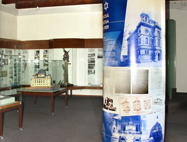Nově instalovaný plakátovací válec v Regionálním muzeu v Teplicích připomíná tamní synagogu.
