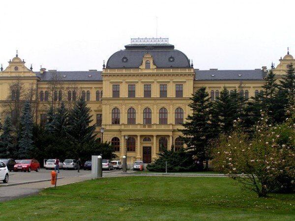 Hlavní budova Jihočeského muzea získala po rekonstrukci okrovou fasádu.